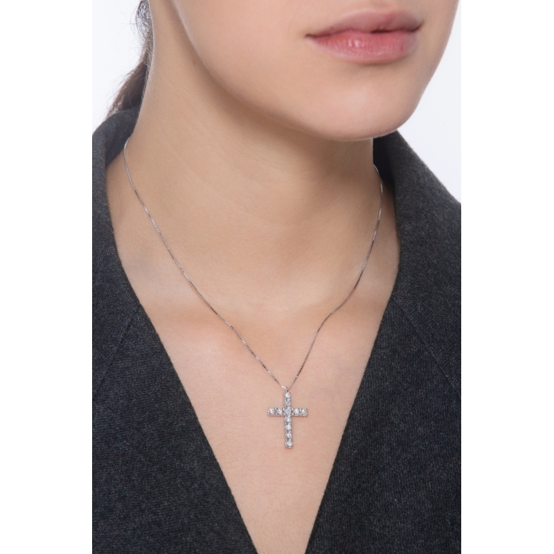 Collier en or blanc 18k avec pendentif croix et diamants