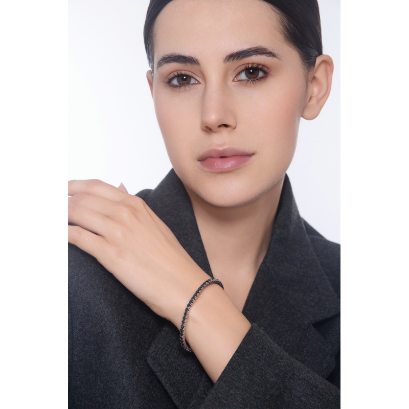 Bracelet riviere en or blanc 18k serti de diamants noirs 7,23 ct  Bracelet riviere en or blanc 18k serti de diamants noirs 7,23 ct
