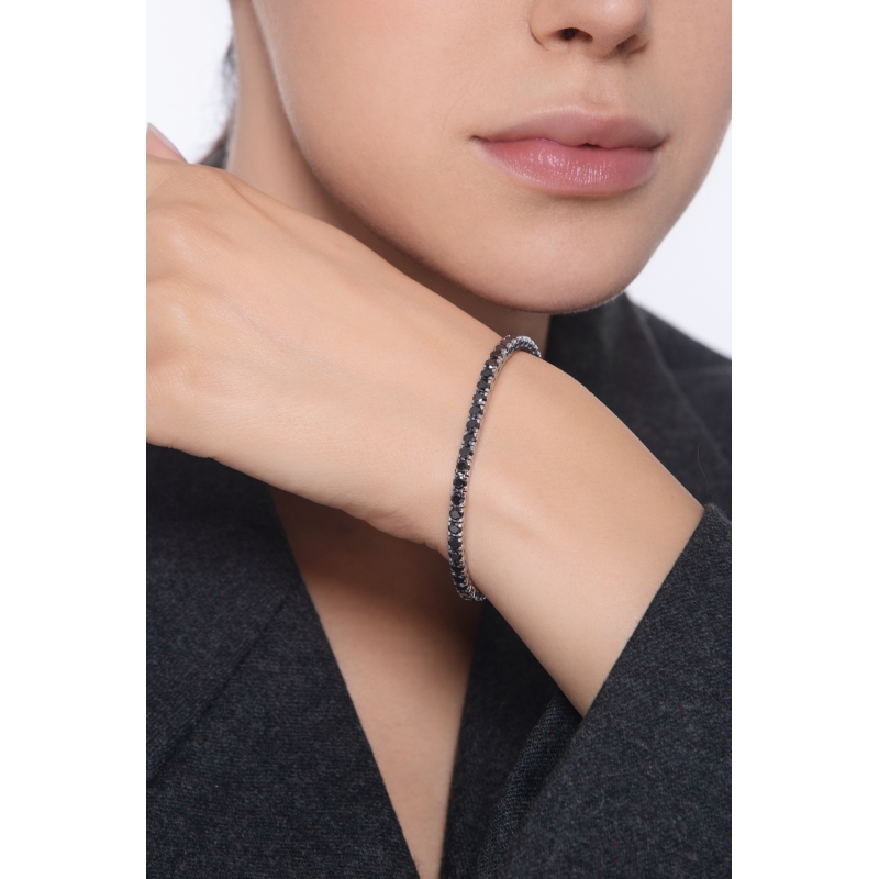 Bracelet riviere en or blanc 18k serti de diamants noirs 7,23 ct  Bracelet riviere en or blanc 18k serti de diamants noirs 7,23 ct