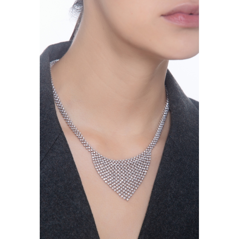 Collier en or blanc 18k motif tissé en triangle serti de diamants Collier en or blanc 18k motif tissé en triangle serti de diamants