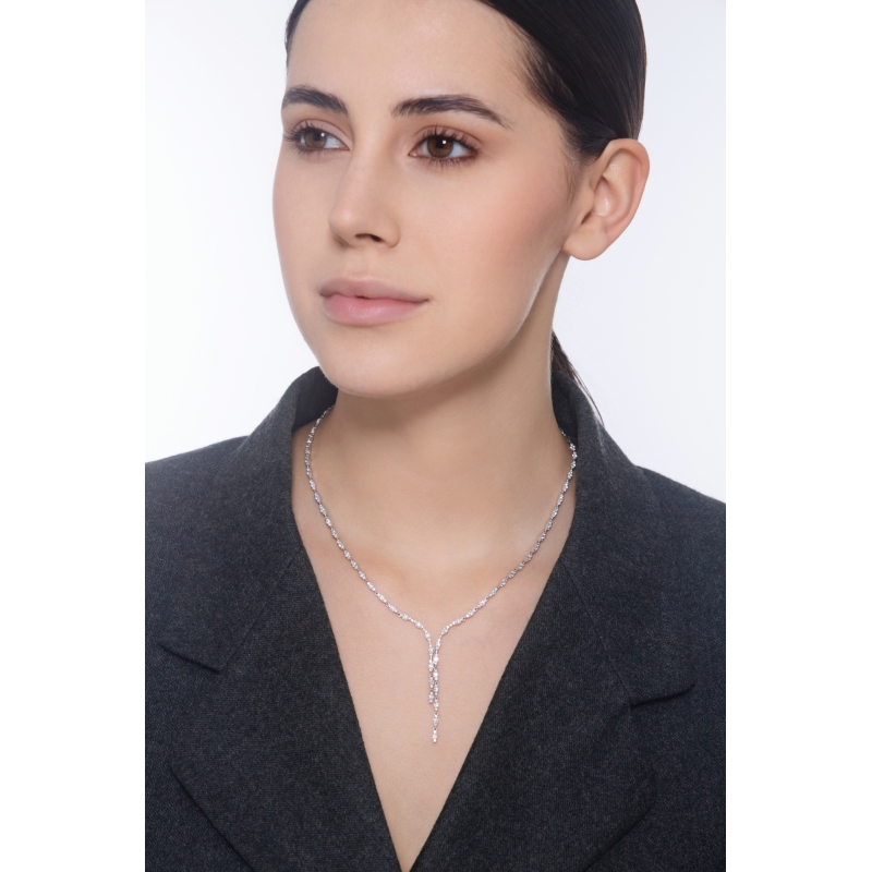 Collier ras du cou en or blanc 18k avec navettes diamants brillant Collier ras du cou en or blanc 18k avec navettes diamants brillant