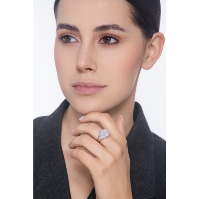 Bague chevalière en or blanc 18k avec étoile en relief sertie de diamants