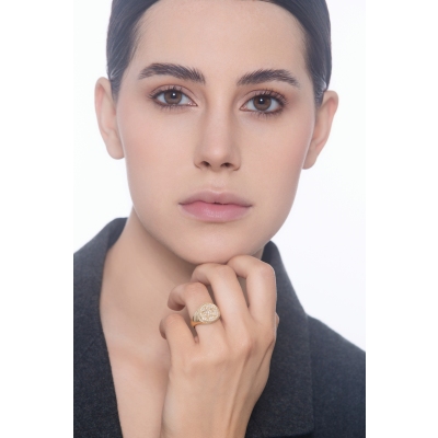 Bague chevalière en or jaune 18k avec étoile en relief pavée de diamants