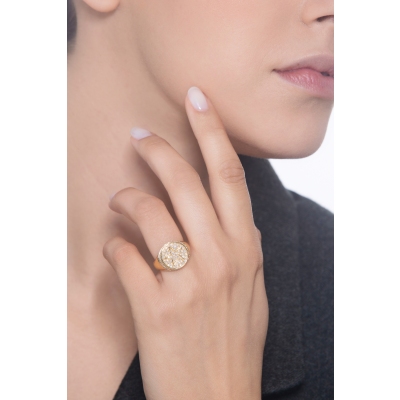 Bague chevalière en or jaune 18k avec étoile en relief pavée de diamants