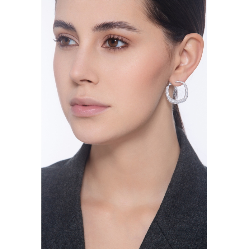 Créoles design carré en or blanc 18k serties de diamants taille brillant Créoles design carré en or blanc 18k serties de diamants taille brillant