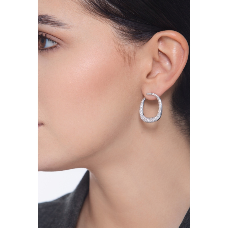 Créoles design carré en or blanc 18k serties de diamants taille brillant Créoles design carré en or blanc 18k serties de diamants taille brillant