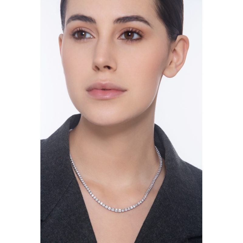 Collier tennis dégradé en or blanc 18 carats avec diamants taille brillant