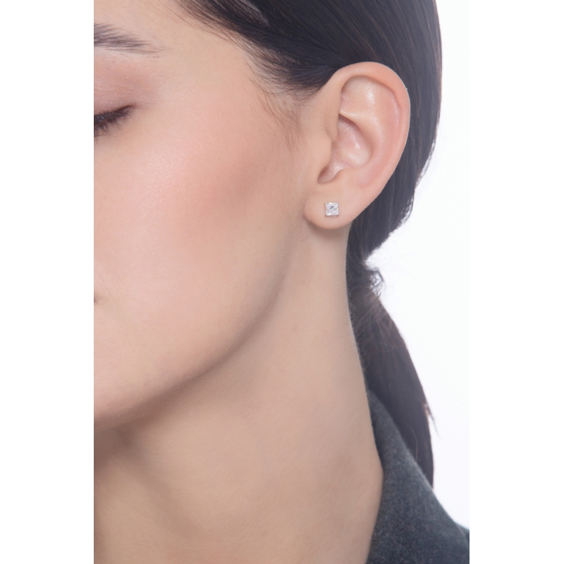 Puces taille princess en or blanc 18k avec diamant certifié GIA Puces taille princess en or blanc 18k avec diamant certifié GIA