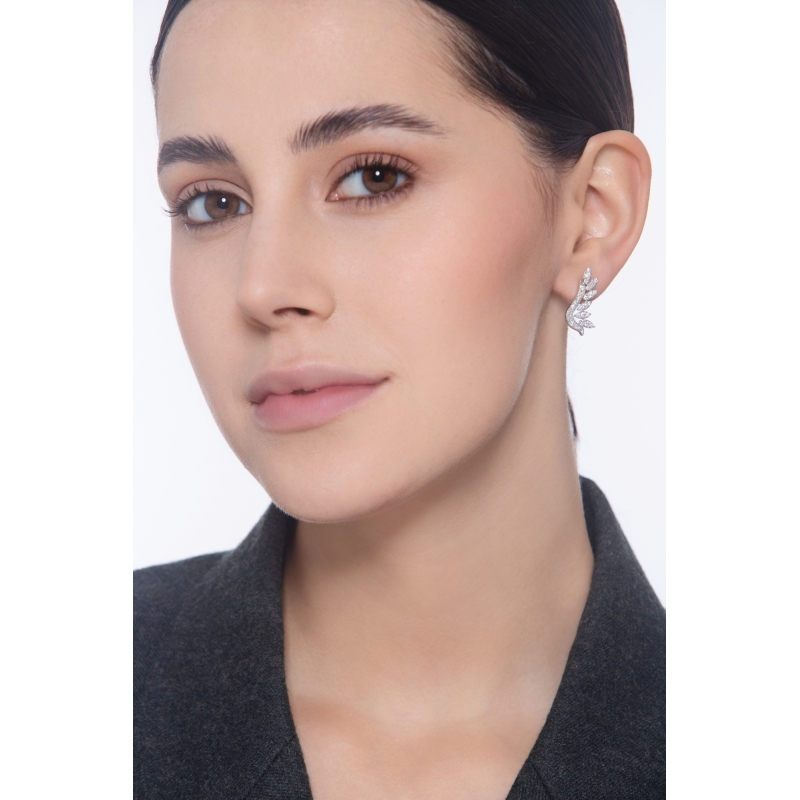 Boucles d'oreilles design feuilles en or blanc 18k serties de diamants 