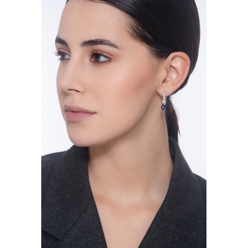 Boucles d’oreilles dormeuses en or 18k avec saphir bleu et diamants Boucles d’oreilles dormeuses en or 18k avec saphir bleu et diamants
