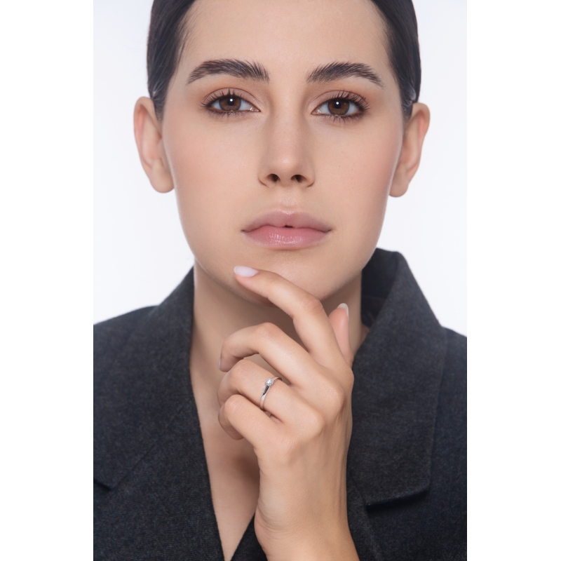 Bague solitaire en or blanc 18k à quatre griffes 0,20 ct 