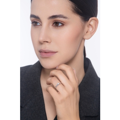 Bague solitaire quatre griffes en or blanc 18k avec diamant CT 0,30 