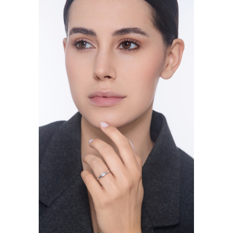  Bague solitaire quatre griffes en or blanc 18k avec diamant 0,40 ct 