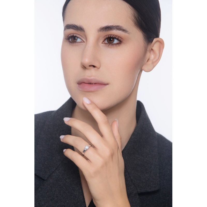 Bague solitaire en or blanc 18k, quatre griffes avec diamant CT 0,70