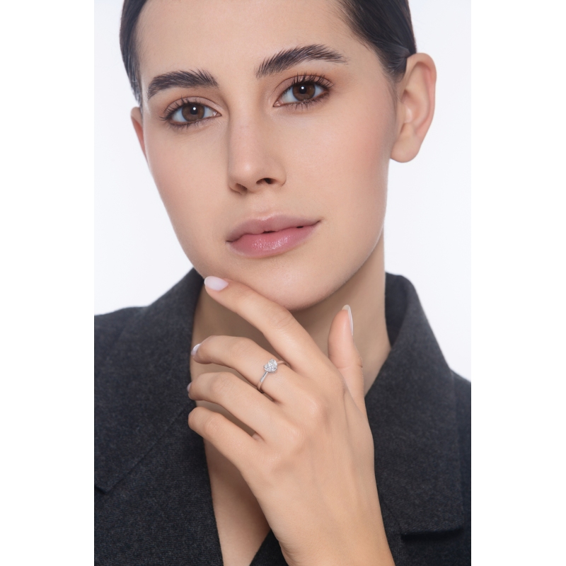 Bague solitaire en or blanc 18k avec diamant cœur certifié GIA 1.00  Bague solitaire en or blanc 18k avec diamant cœur certifié GIA 1.00