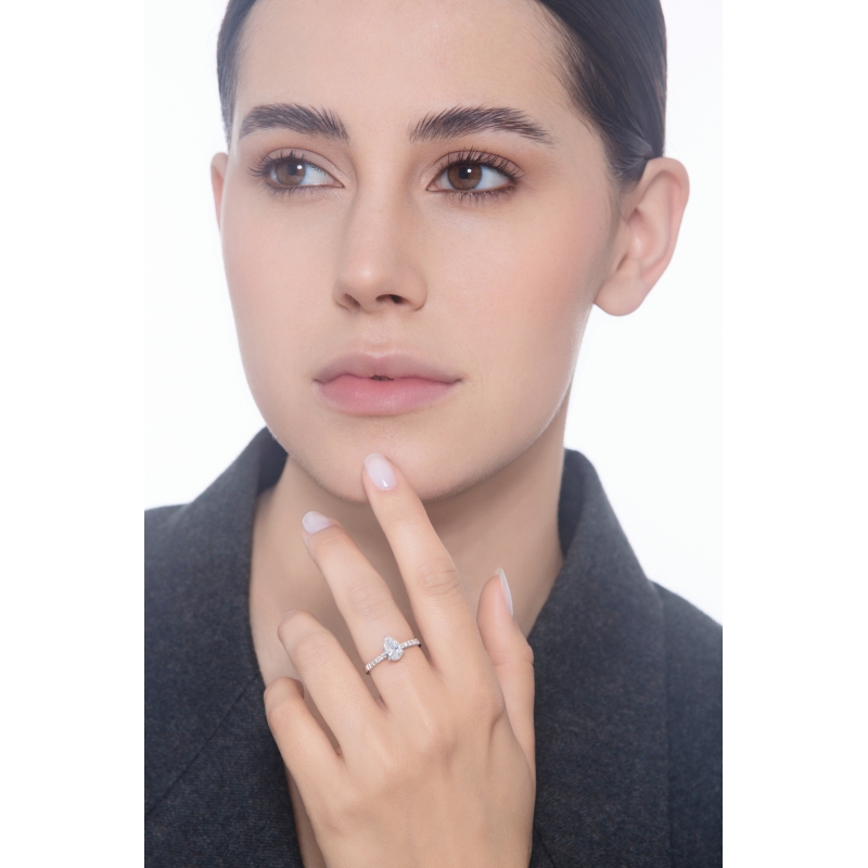 Bague solitaire en or blanc 18k avec diamant poire certifié GIA et diamants latéraux Bague solitaire en or blanc 18k avec diamant poire certifié GIA et diamants latéraux