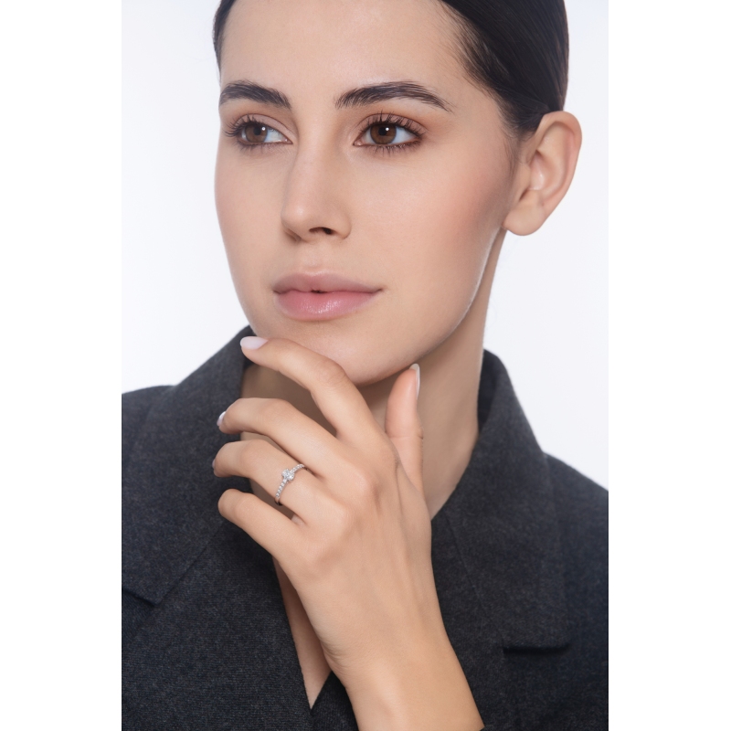 Bague solitaire en or blanc 18 carats avec diamant ovale certifié GIA 0.30 ct