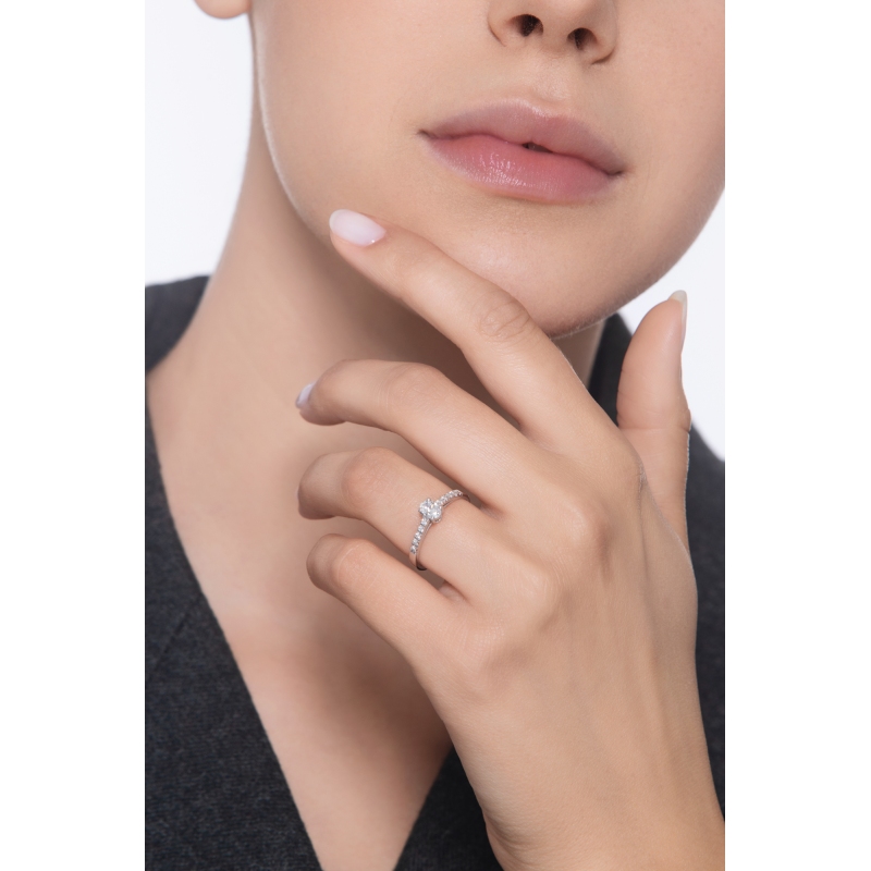Bague solitaire en or blanc 18 carats avec diamant ovale certifié GIA 0.30 ct