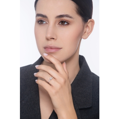 Bague solitaire diamant certifié GIA 0.50 CT et diamants latéraux en or 18K