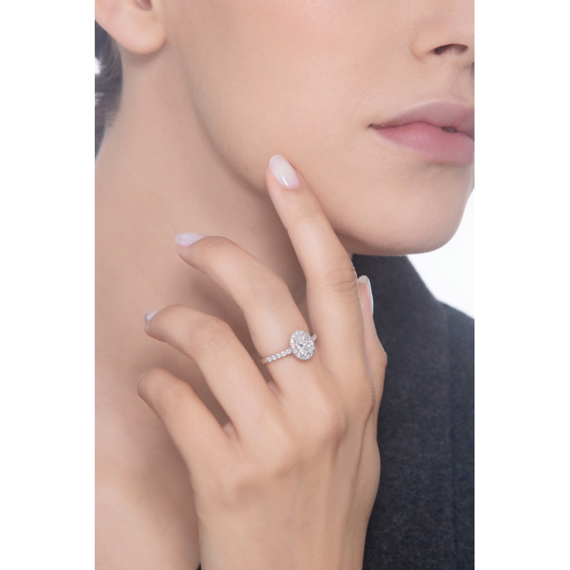 Bague solitaire or blanc 750 avec un diamant naturel central ovale GIA CT.1 F/VS Bague solitaire or blanc 750 avec un diamant naturel central ovale GIA CT.1 F/VS