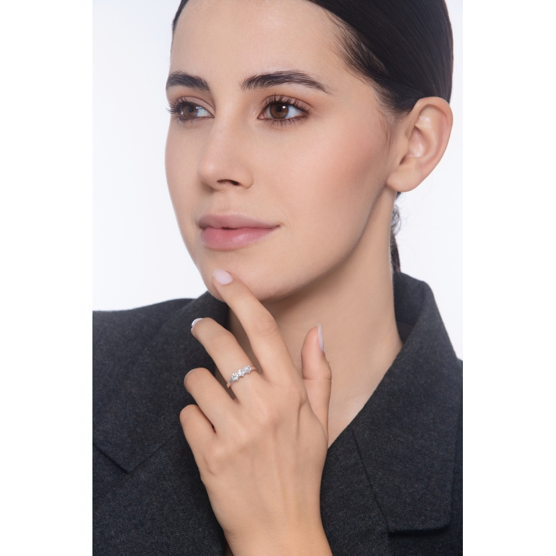 Demi alliance de fiançailles avec 3 diamants en or blanc 18k Demi alliance de fiançailles avec 3 diamants en or blanc 18k