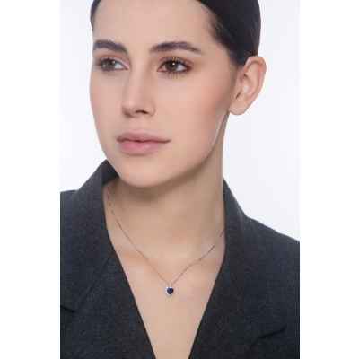 Collier en or blanc avec pendentif cœur en saphir bleu et diamants