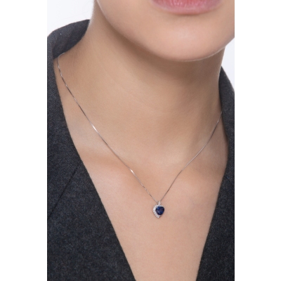 Collier en or blanc avec pendentif cœur en saphir bleu et diamants