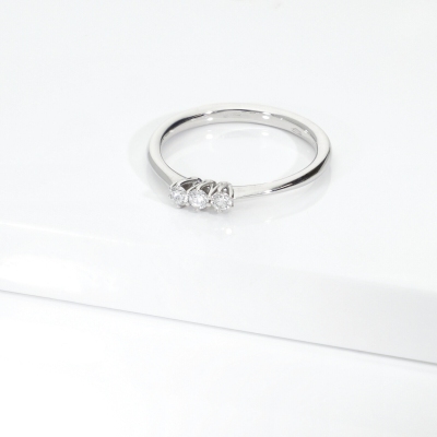 Bague trilogy lineaire en or blanc 18k trois diamants 0,15 ct