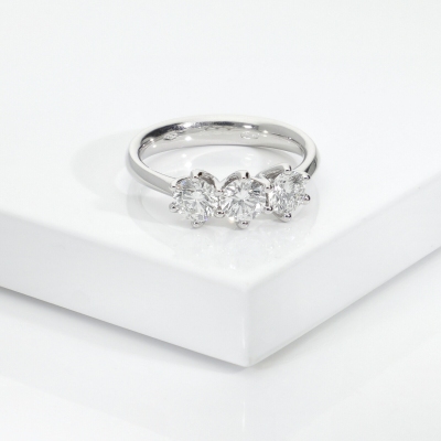 Bague en or blanc 18 carats avec 3 diamants CT 1,20