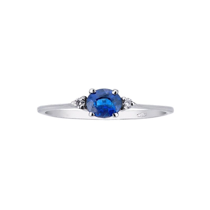 Bague en or blanc 18 carats sertie d’un saphir bleu  Bague en or blanc 18 carats sertie d’un saphir bleu