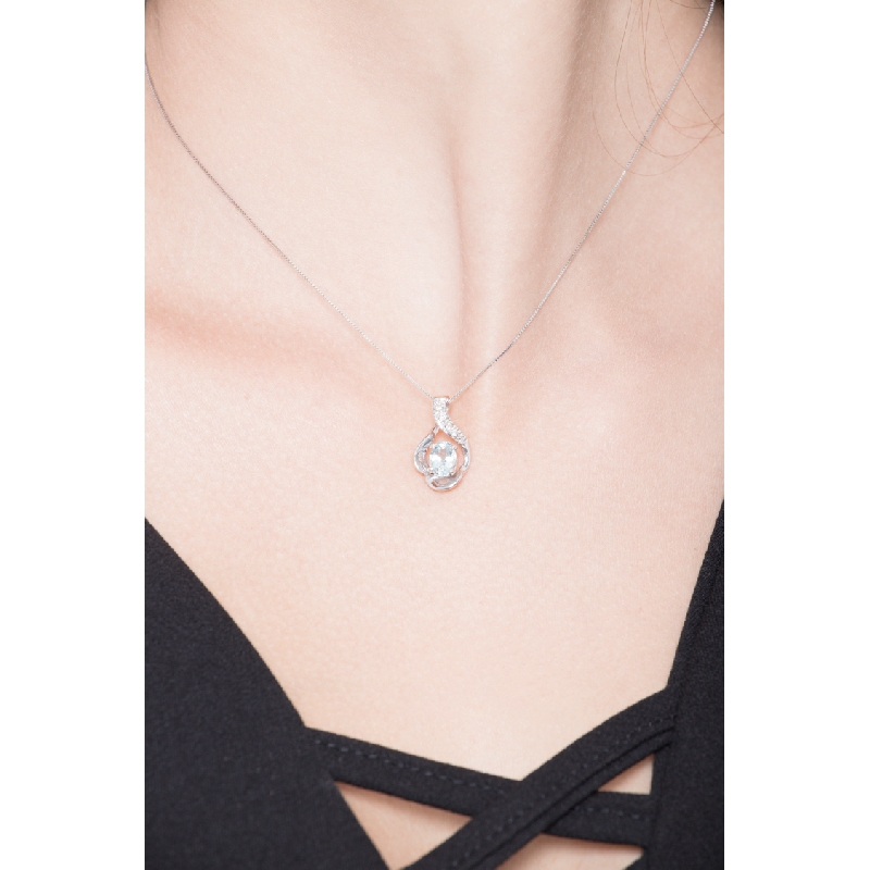 Collier pendentif en or blanc 18k aigue-marine ovale et diamants Collier pendentif en or blanc 18k aigue-marine ovale et diamants