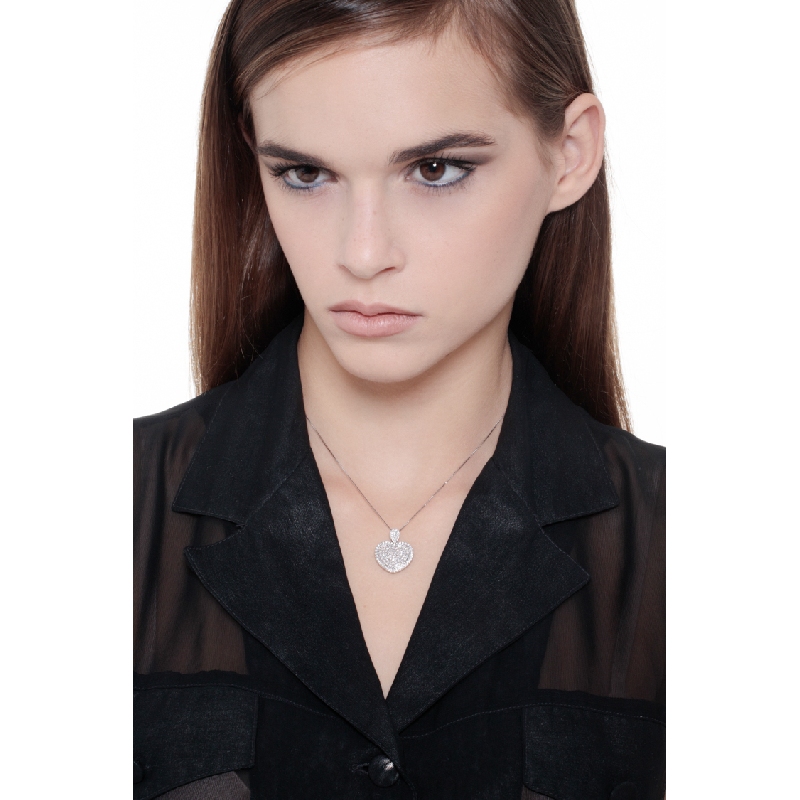 Collier en or blanc 18k avec pendentif en forme de cœur en diamant 0.78 ct Collier en or blanc 18k avec pendentif en forme de cœur en diamant 0.78 ct