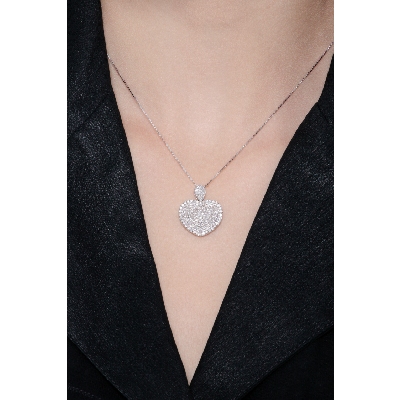 Collier en or blanc 18k avec pendentif en forme de cœur en diamant 0.78 ct