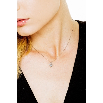 Collier avec pendentif aigue-marine en forme de coeur et diamant