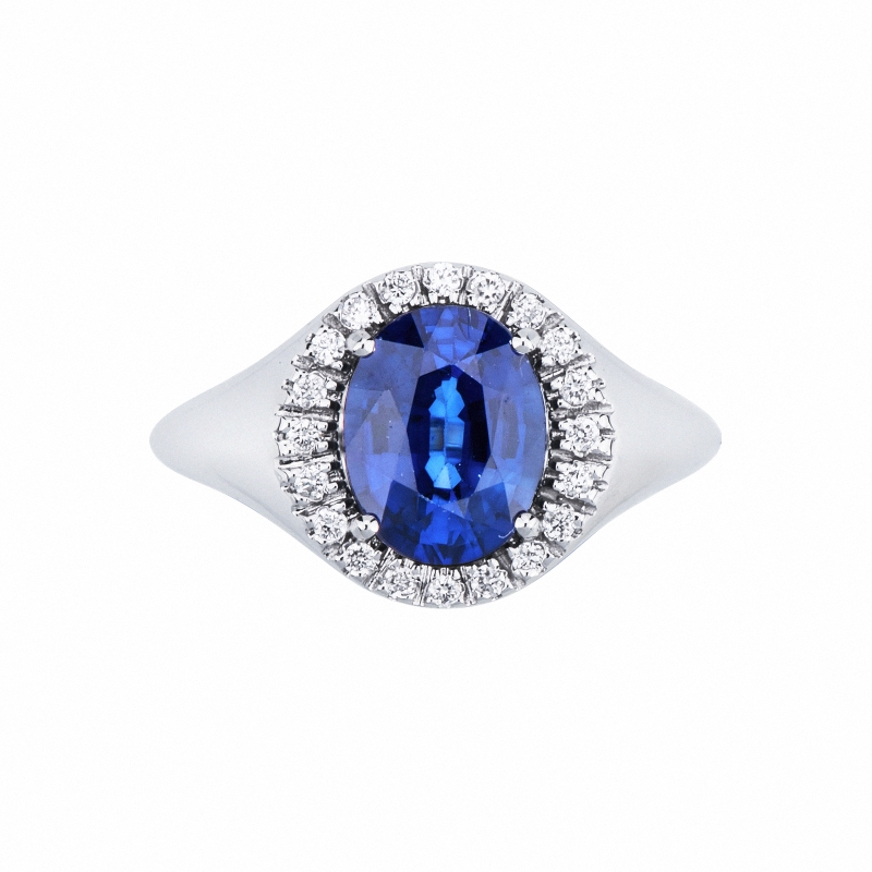 Bague chevaliere en or 18k avec saphir bleu ovale et diamants Bague chevaliere en or 18k avec saphir bleu ovale et diamants
