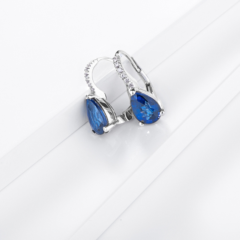 Boucles d’oreilles en or blanc 750 avec saphir bleu poire et diamants Boucles d’oreilles en or blanc 750 avec saphir bleu poire et diamants