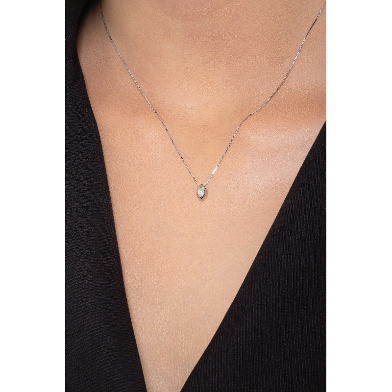 Collier femme or blanc 18k avec diamant 0.04 ct en forme de grain de riz  Collier femme or blanc 18k avec diamant 0.04 ct en forme de grain de riz