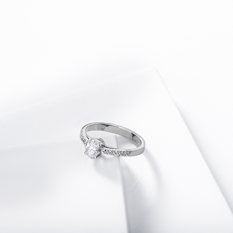 Bague solitaire diamant certifié GIA 0.50 CT et diamants latéraux en or 18K