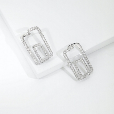Boucles d’oreilles géométriques en or blanc avec diamants