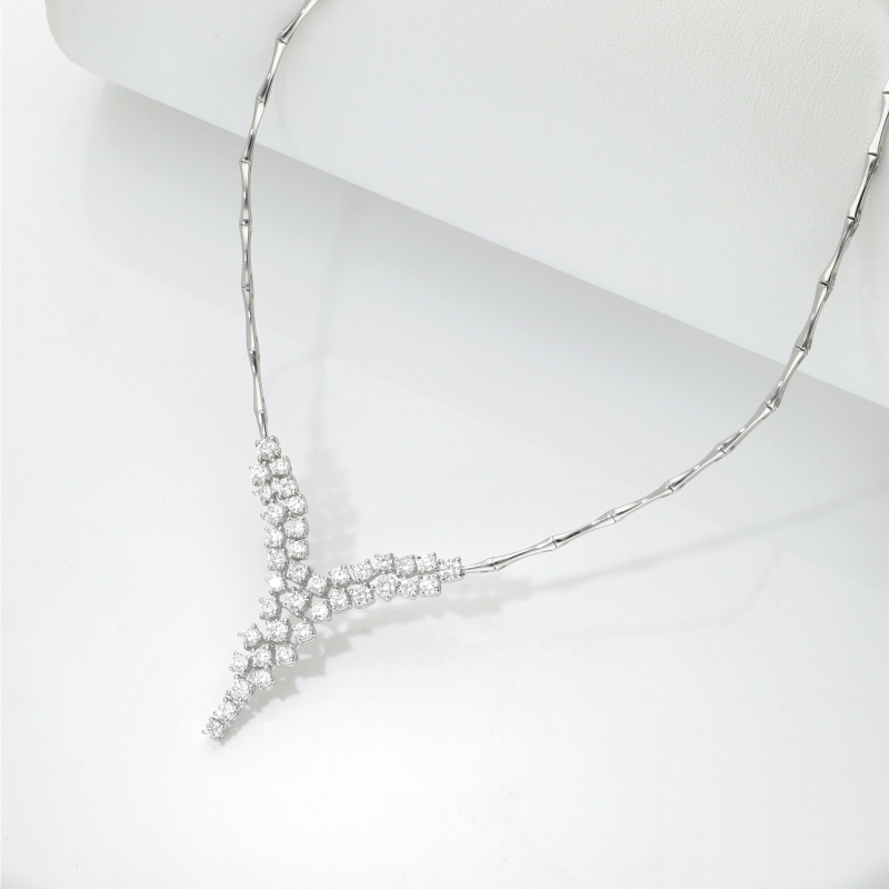 Collier en Y semi-rigide en cascade en or blanc 18k avec diamants