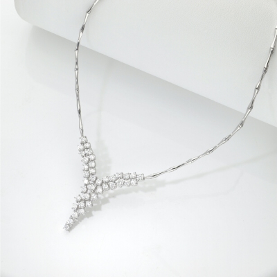 Collier en Y semi-rigide en cascade en or blanc 18k avec diamants