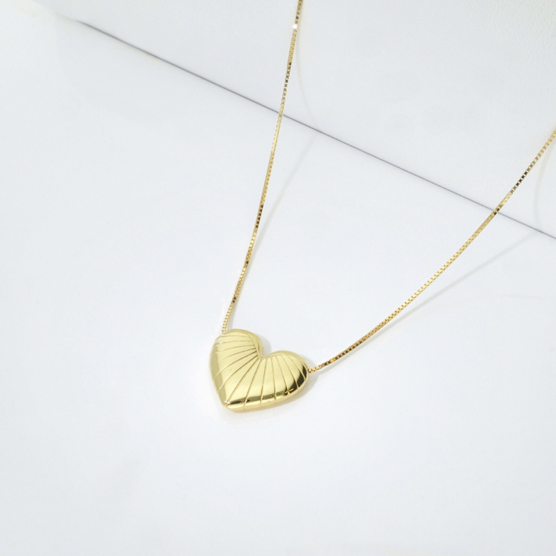 Collier en or jaune 18k avec pendentif cœur texturé Collier en or jaune 18k avec pendentif cœur texturé