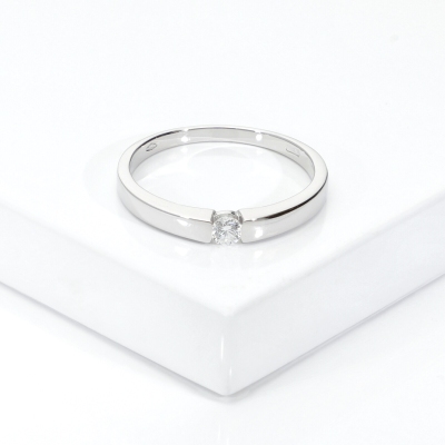 Bague solitaire en or blanc 18k avec diamant brillant CT 0,10