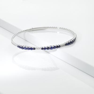 Bracelet rigide en or blanc 18k avec saphirs bleus et diamants