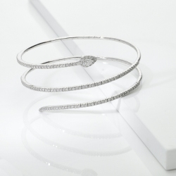 Bracelet ressort en or 18k avec un diamant taille poire et brillants 2