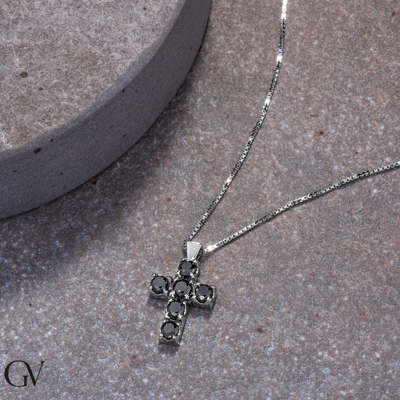 Collier pendentif croix homme en or blanc 18k et diamants noirs Collier pendentif croix homme en or blanc 18k et diamants noirs