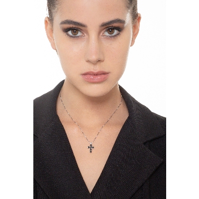 Collier pendentif croix homme en or blanc 18k et diamants noirs