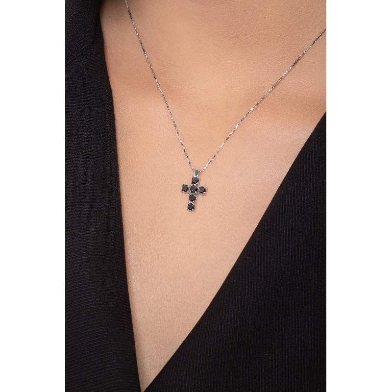 Collier pendentif croix homme en or blanc 18k et diamants noirs Collier pendentif croix homme en or blanc 18k et diamants noirs