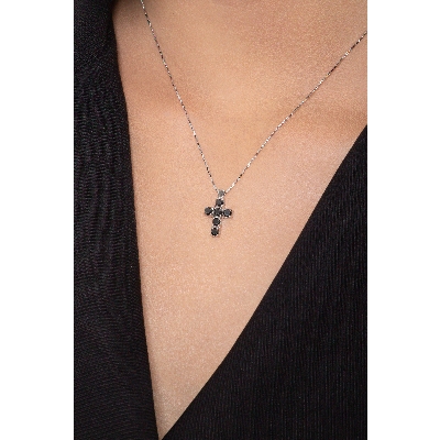 Collier pendentif croix homme en or blanc 18k et diamants noirs