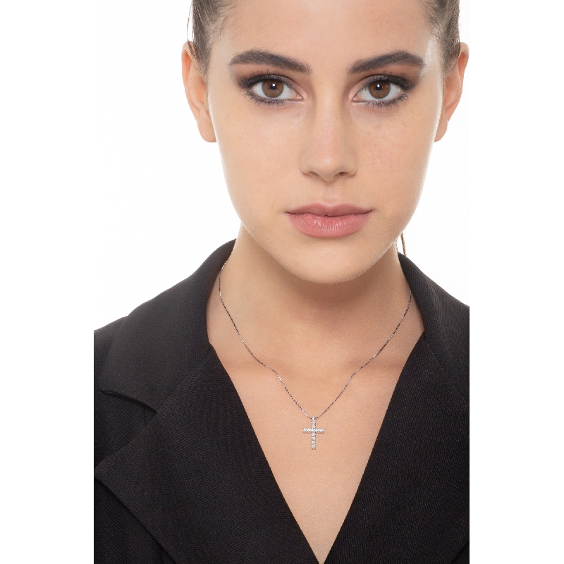 Collier homme avec pendentif croix en or blanc et diamants  Collier homme avec pendentif croix en or blanc et diamants